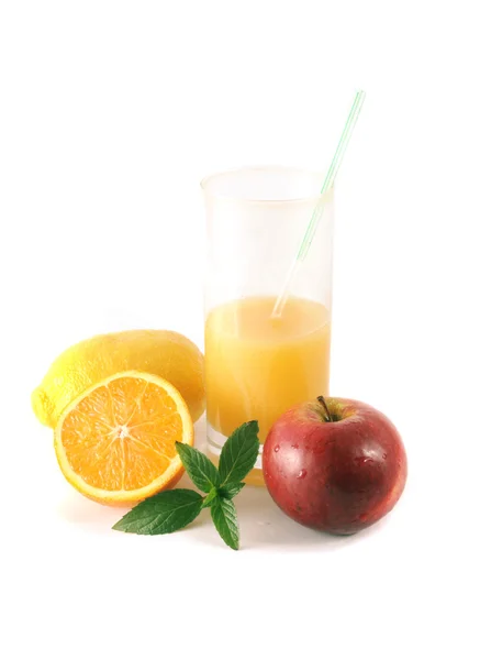 Obst und Glas mit Saft — Stockfoto