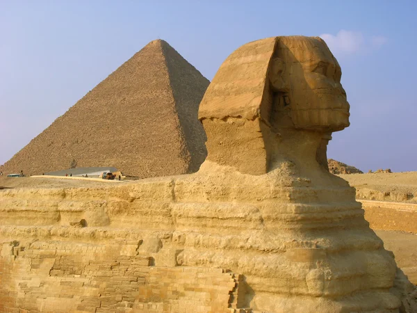 Sfinga a pyramidy v Gíze — Stock fotografie