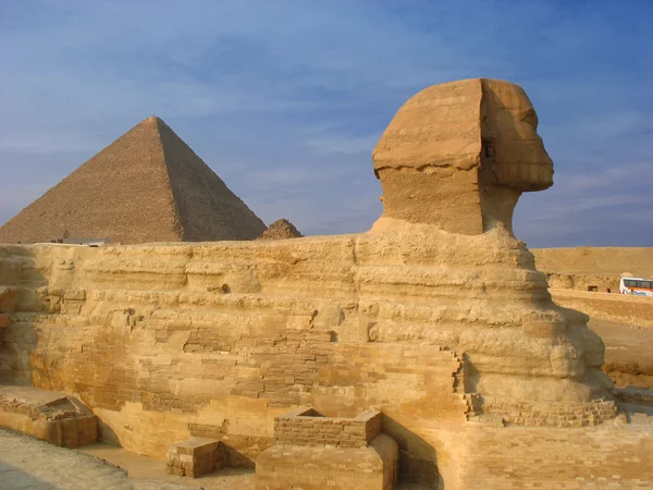 Сфинкс и пирамиды в Гизе — стоковое фото