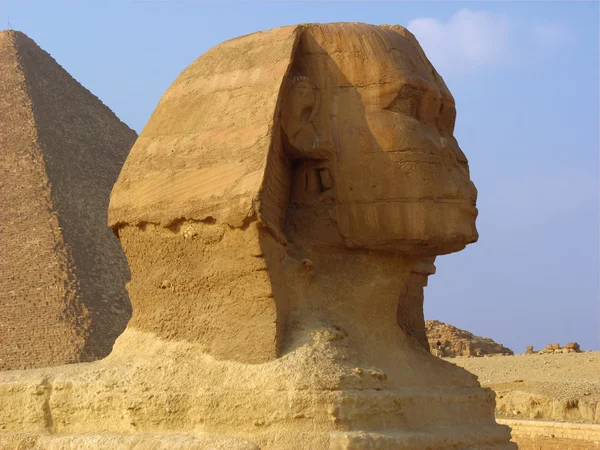 Sfinks i piramidy w Gizie. — Zdjęcie stockowe