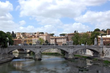 Roma'da tiber üzerinde bir köprü