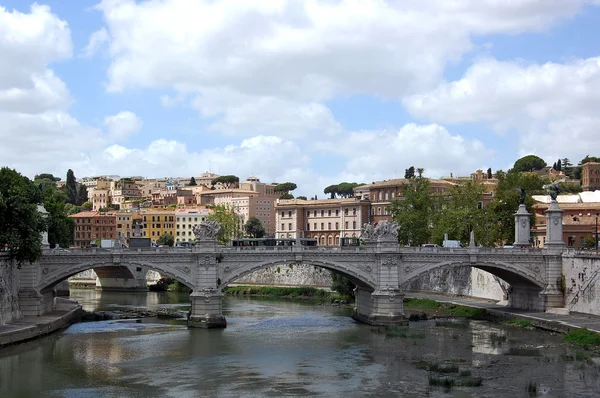 Een brug over de tiber in rome — Stockfoto