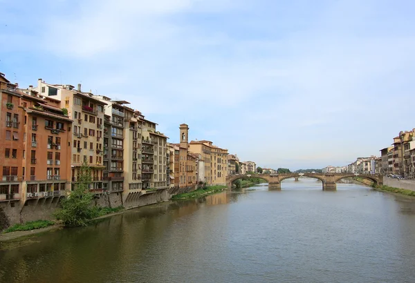 Tipo para Florença a partir da ponte velha — Fotografia de Stock