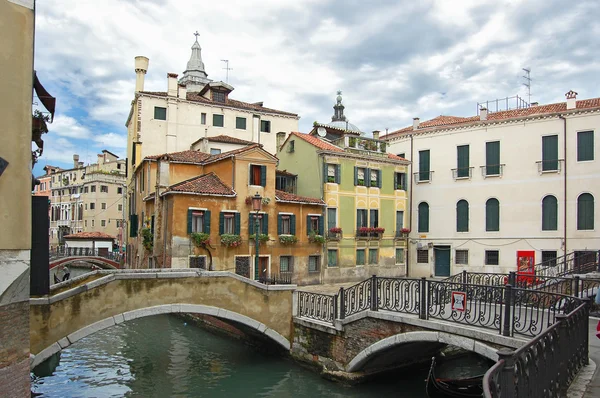Romantische Brücke über Kanal in Venedig — Stockfoto