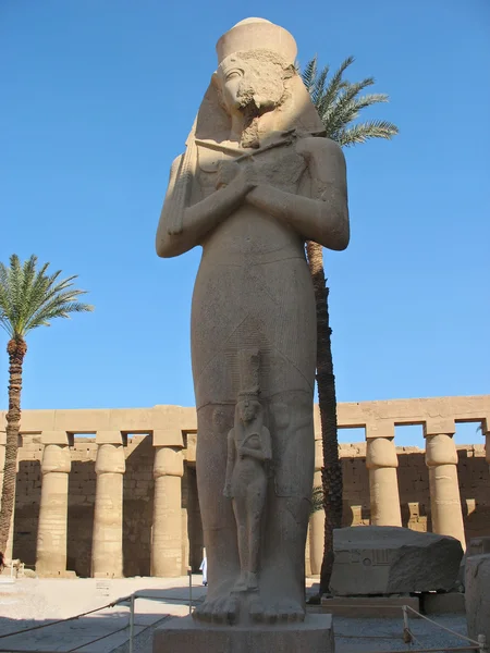 Статуя Рамзеса 2 в храме Карнака — стоковое фото