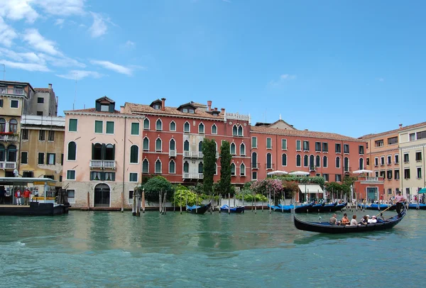 Canal de Veneza e gôndola . Fotografia De Stock