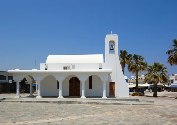 Witte kerk en palmen, agia napa — Stockfoto