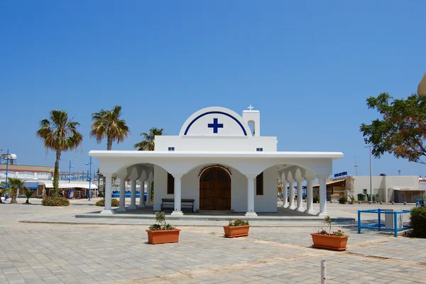 Weiße Kirche und Palmen, Agia Napa — Stockfoto