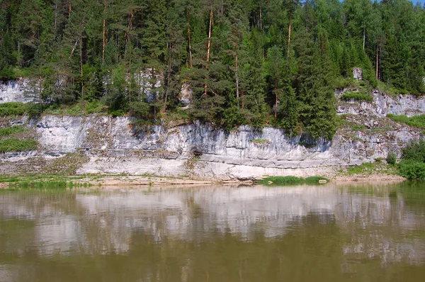 Nehir kıyısındaki güzel rock — Stok fotoğraf