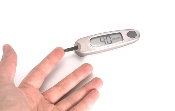 Измерение уровня сахара в крови — стоковое фото