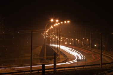 gece bir şehir Köprüsü'nde