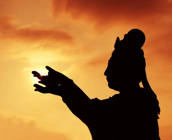 仏教彫像を賞賛し 天に供物を作ること日焼け仏 ランタオ島 — ストック写真