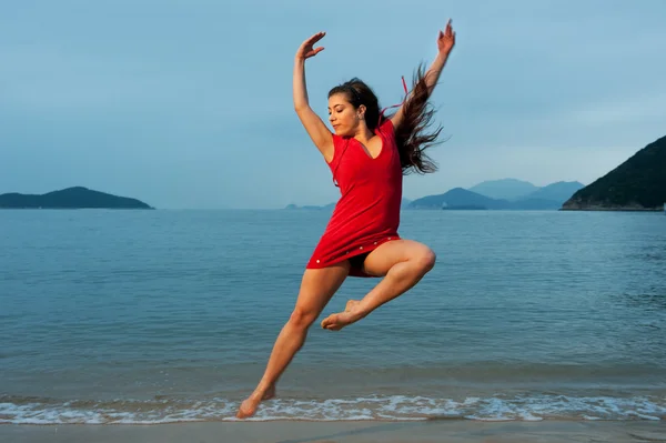 Красивая Молодая Женщина Прыгает Море — стоковое фото