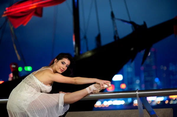 Bela dançarina de balé — Fotografia de Stock
