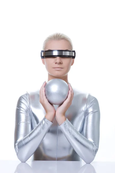 Mooie cyber vrouw met zilveren bal — Stockfoto