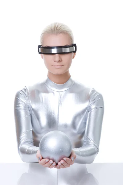 Красива кібер-жінка зі срібним м'ячем — стокове фото