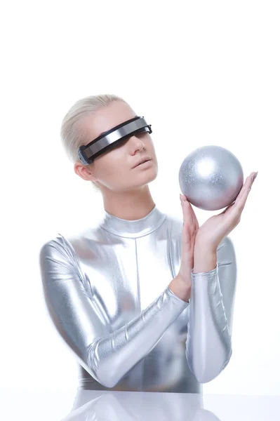 Krásný cyber žena s stříbrné koule — Stock fotografie