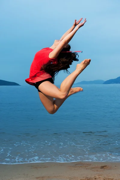 Hermosa Mujer Joven Saltando Mar —  Fotos de Stock
