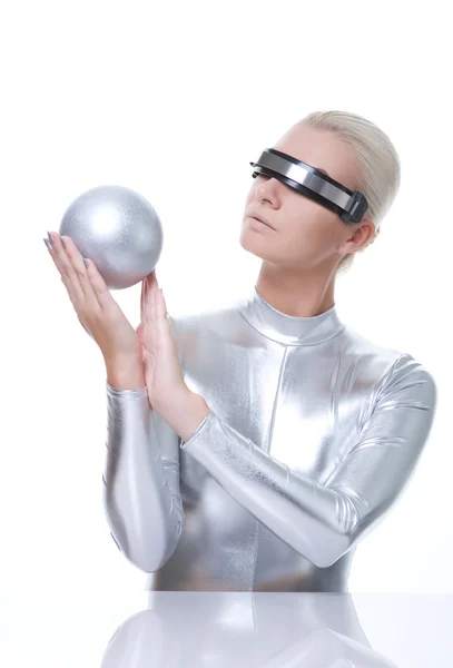 銀のボールを持つ美しいサイバーの女性 — ストック写真
