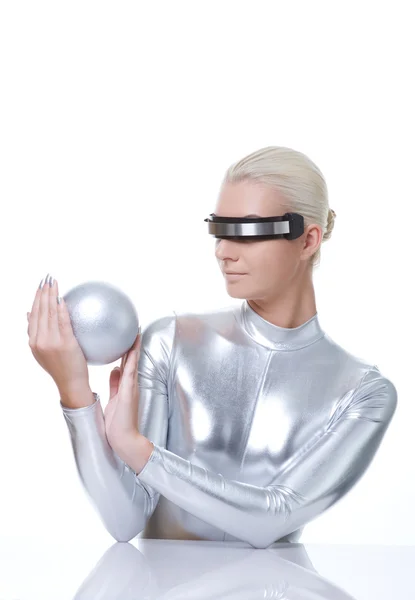 Hermosa mujer cibernética con bola de plata — Foto de Stock