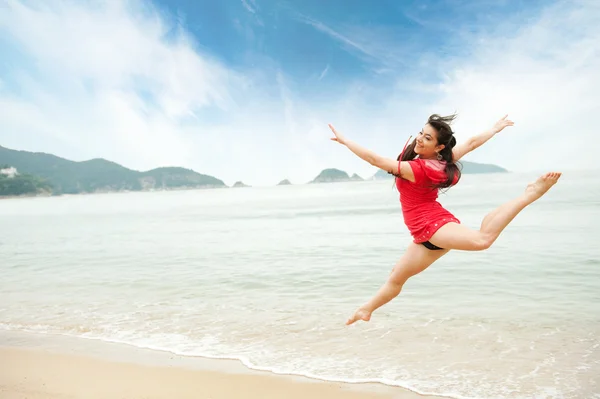 Schöne Junge Frau Springt Ins Meer — Stockfoto
