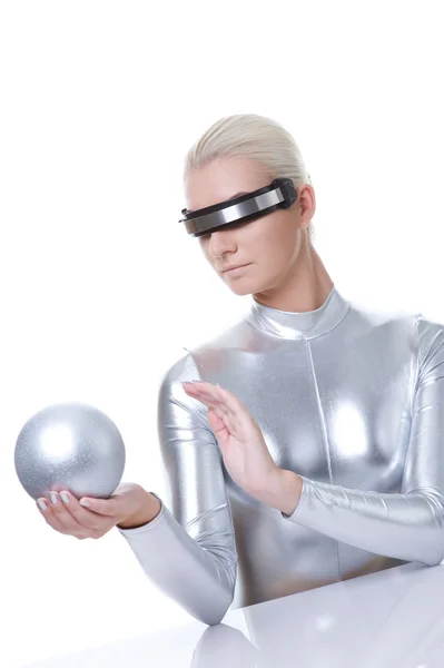 Красива кібер-жінка зі срібним м'ячем — стокове фото