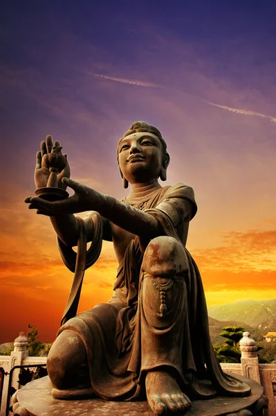 仏教彫像を賞賛し 天に供物を作ること日焼け仏 ランタオ島 — ストック写真
