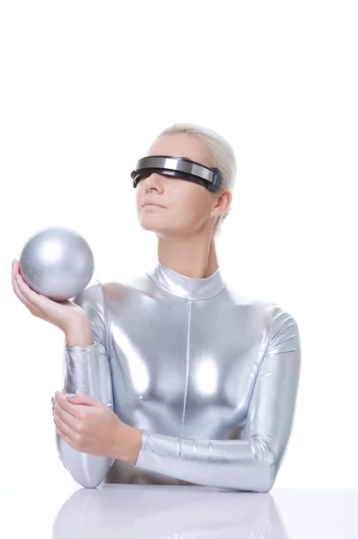 Krásný cyber žena s stříbrné koule — Stock fotografie