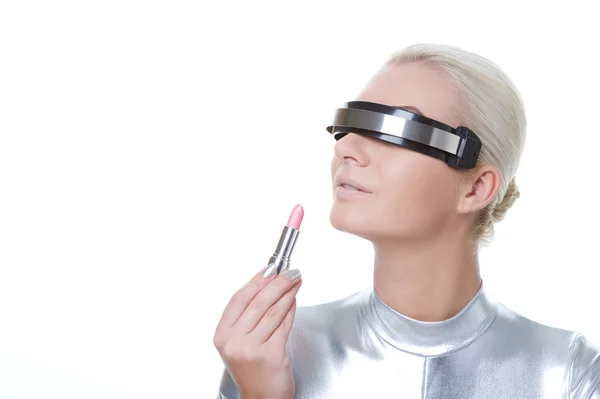 Cyber kvinna tillämpar make-up — Stockfoto