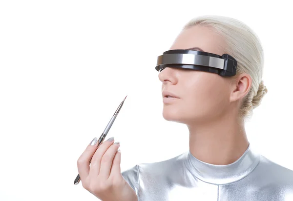 Ciber mujer aplicando lápiz labial — Foto de Stock