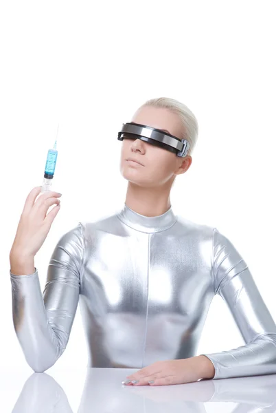 Krásný cyber žena s injekční stříkačkou — Stock fotografie