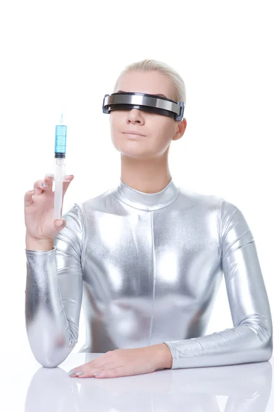 Mulher cibernética bonita com seringa — Fotografia de Stock