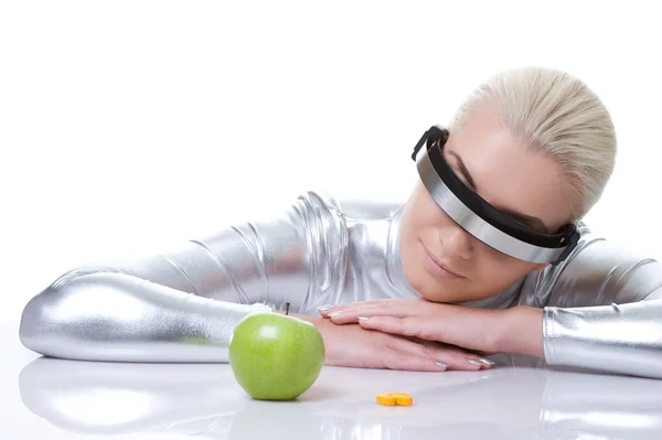 Cyberfrau mit Apfel — Stockfoto