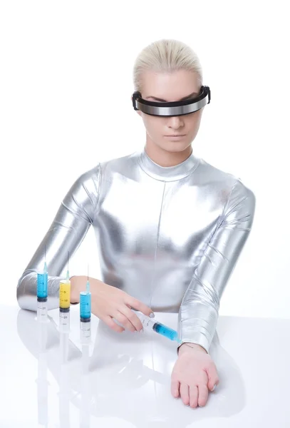 Mulher cibernética a fazer injeção — Fotografia de Stock
