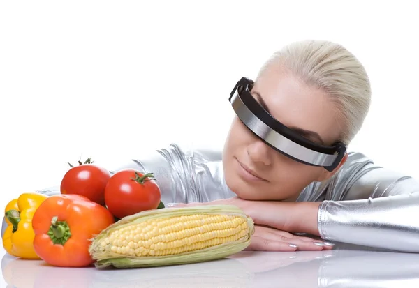 Mulher cibernética com vegetais diferentes — Fotografia de Stock