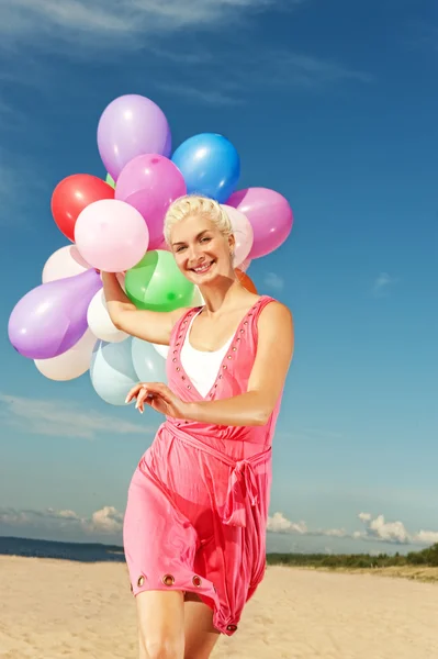 Ευτυχισμένος Κορίτσι Μπαλόνια Που Τρέχει Στην Παραλία — Φωτογραφία Αρχείου