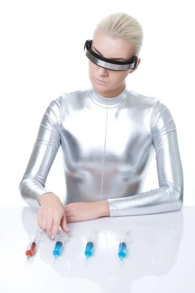 Mujer cibernética eligiendo jeringa — Foto de Stock