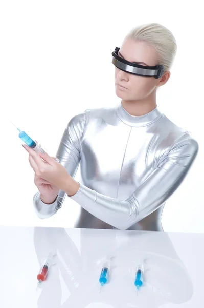 Mulher cibernética escolhendo seringa — Fotografia de Stock