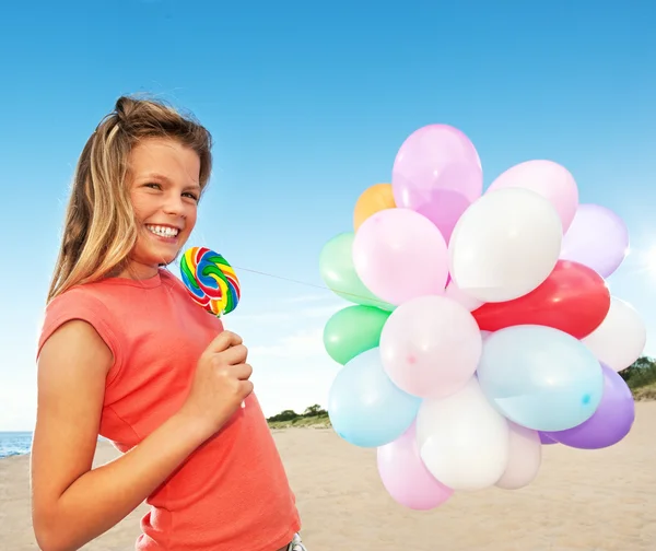 Glückliches Mädchen Mit Luftballons Und Süßen Süßigkeiten — Stockfoto