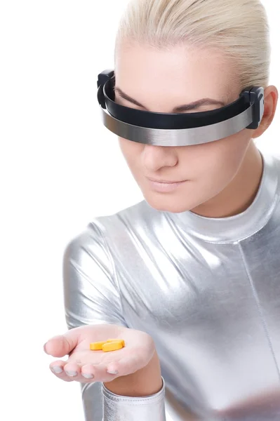 Красивая кибер-женщина с таблетками — стоковое фото