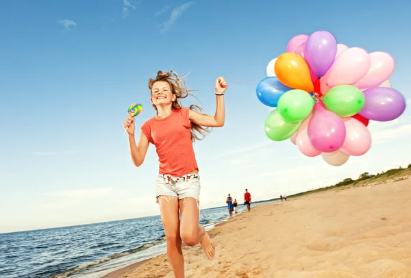 Szczęśliwa Dziewczyna Balonów Plaży — Zdjęcie stockowe