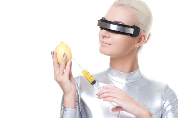 Cyber-Frau nimmt Vitamine aus Zitrone — Stockfoto