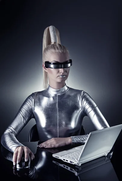 Кібер жінки, що працюють на своєму ноутбуку — стокове фото