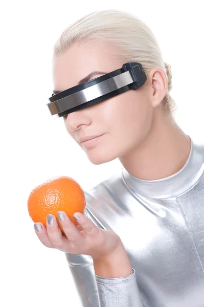 Mulher cibernética com uma laranja — Fotografia de Stock