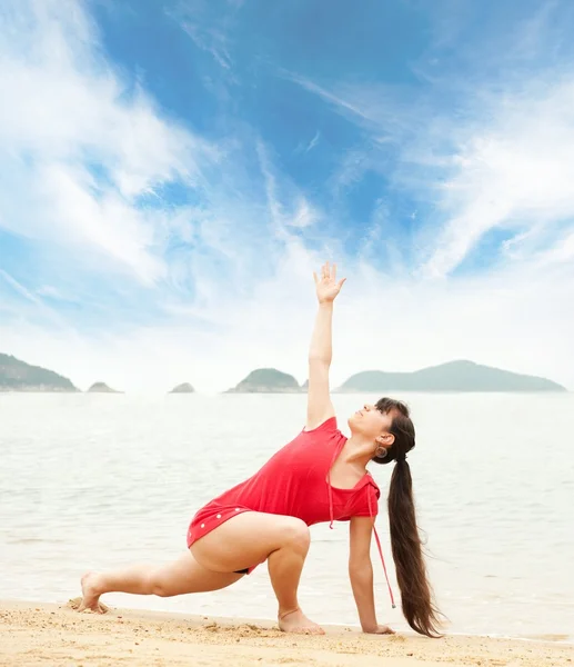 Beautiful brunette woman doing yoga — Stock Photo, Image