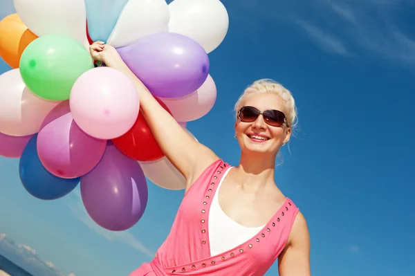 Renkli Balonlar Ile Mutlu Bir Genç Kadın — Stok fotoğraf