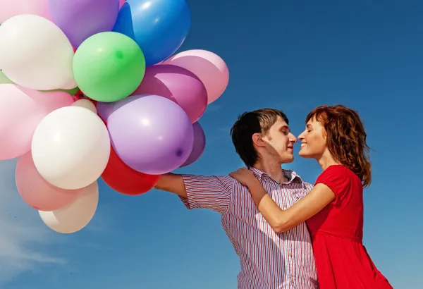 Casal Feliz Com Balões Coloridos Livre — Fotografia de Stock