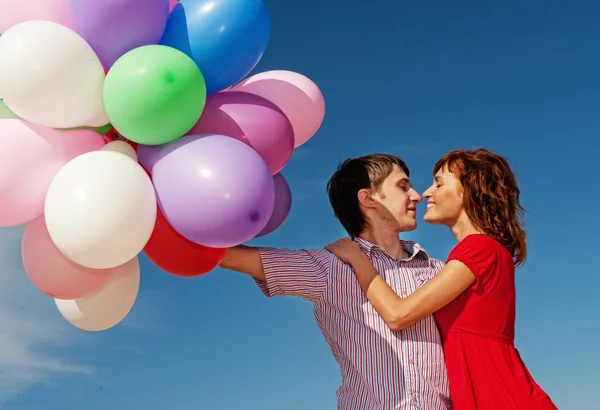 Gelukkige Paar Met Kleurrijke Ballonnen Buitenshuis — Stockfoto