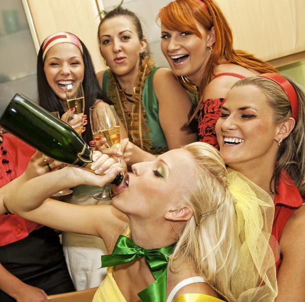 Mutlu Kadın Şampanya Içmek — Stok fotoğraf
