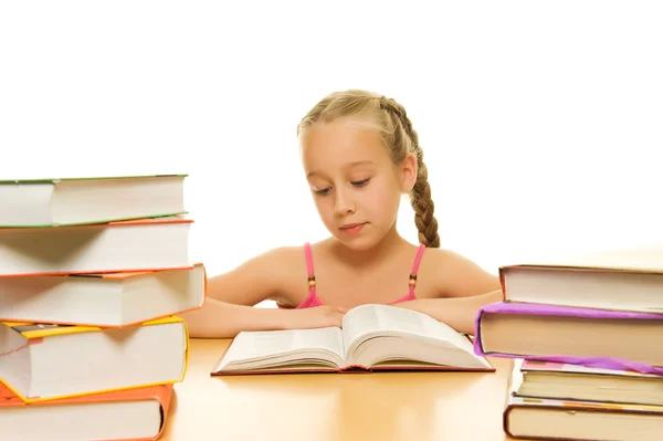 Młoda uczennica czytanie książki — Zdjęcie stockowe